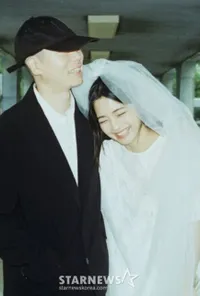 Baru Menikah, Wajah Istri Oh Hyuk HYUKOH Curi Perhatian - Disebut Mirip V BTS