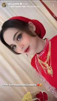 Baru Nikah dengan Panai 2 Miliar, 10 Potret Putri Isnari Jadi Emas Berjalan di Pernikahan Kerabat - Pamer Kemesraan Bareng Suami Saat Nyanyi