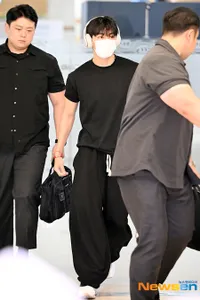 Baru Pulang dari Jepang, 10 Potret Ganteng V BTS di Bandara - Airport Look Pertama Setelah Wamil