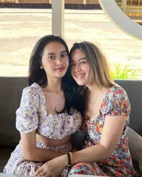 Baru Saja Merayakan Ultah ke-40, 8 Potret Farida Nurhan yang Awet Muda Padahal Sudah Jadi Nenek - Sering Pamerkan Perut Sixpack-nya