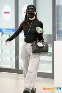 Baru Selesaikan Konser di Taipei, 8 Potret BLACKPINK Jisoo Pulang ke Korea - Santai Bawa Hot Pack di Bandara