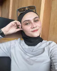 Baru Seminggu Meninggal Dunia, Potret Zee Zee Shahab Berduka & Kirim Doa ke Makam Ibu di Hari Ibu