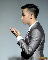 Bawakan Fashion Ala UK, Vidi Aldiano Klimis Bak Pangeran Eropa