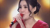 Bawakan Lagu Rohani Berbahasa Jawa, 8 Potret Nella Kharisma Nyanyi di Gereja Pada Momen Natal