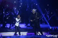 Bawakan 'Ojo Dibandingke', 11 Potret Farel Prayoga X Iwan Fals di Konser Indosi28est - Duet Lintas Generasi yang Memukau