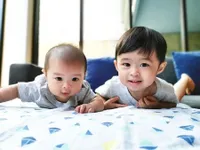 Bayi Momong Bayi, 10 Potret Anak-anak Artis dengan Usia Tak Terpaut Jauh - Kakak Beradik Serasa Teman Sepantaran