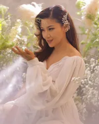 Beautiful in White! 8 Potret Inge Anugrah Mantan Istri Arie Wibowo Tampil Makin Cantik di Pemotretan Terbaru