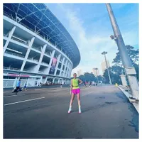 Bebas Dari Narkoba, 7 Potret Nia Ramadhani Olahraga Untuk Pertama Kalinya di GBK