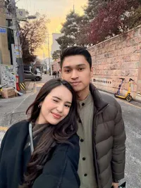 Beby Tsabina Liburan ke London Bersama Keluarga, Rayakan Ultah Sang Ayah