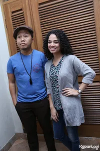 Beda 2 Dasawarsa, Sandhy Sondoro Klop Dengan Pasangan Mudanya Ini