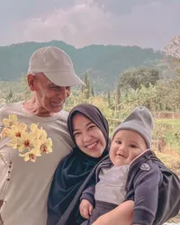 Beda Usia 45 Tahun Dengan Ayah Zaskia Sungkar, 8 Momen Santi Asoka Momong Baby Ukkasya - Kini Jadi Nenek Muda