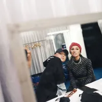 Beda Usia dan Keyakinan, 8 Potret Gaya Pacaran Agnez Mo dan Adam Rosyadi yang Tuai Pro Kontra - Sering Pamer Kemesraan