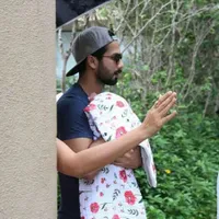 Begini Cara Shahid Kapoor Sembunyikan Wajah Bayinya, Dekap Ketat!