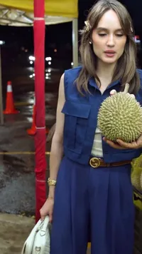 Begini Reaksi Cinta Laura Nikmati Makan Durian di Malaysia, Nyanyi Sambil Joget Kegirangan