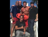 Behind The Scene 'BAYWATCH', The Rock & Zac Efron Tunjukkan Otot
