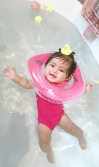 Belajar Renang, 8 Potret Dek Cunda Anak Denny Caknan dan Bella Bonita Gembira - Main Air di Bak Mewah