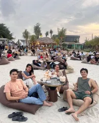 Belanja Hingga Lihat Sunrise Bareng, 8 Potret Asiknya Melly Lee dan Anggy Aditama Double Date