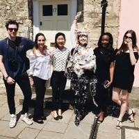 Belepotan Kue, Ini Wajah Bahagia Maudy Ayunda Lulus Dari Oxford