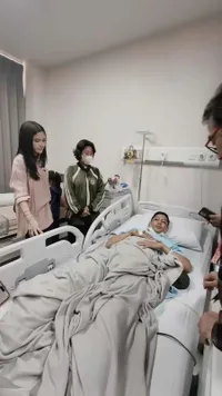 Bella Bonita Jenguk Penonton Konser Denny Caknan yang Kejatuhan Pagar di Surabaya