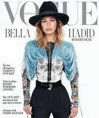 Bella Hadid Pamer Pinggang Super Ramping di Cover Vogue