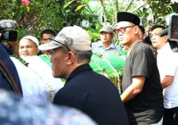 Belum Bisa Berikan Pernyataan, Ini 8 Potret Uya Kuya Antarkan Jenazah Ayah Tercintanya ke Peristirahatan Terakhir