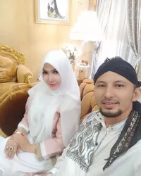 Berada di Ambang Perceraian, 8 Potret Roro Fitria dan Suami yang Terlihat Adem Ayem - Baru Saja Dikaruniai Anak Pertama