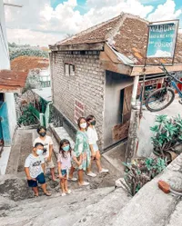 Berada di Gang Sempit, Seperti Ini 10 Potret Rumah Nenek Gisel di Kampung yang Berbeda Banget Dengan Huniannya di Jakarta