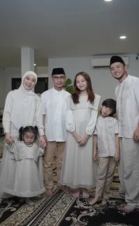 Berangkat Haji, 9 Potret Ananda Omesh Pamitan Kepada Keluarga & Sahabat Sebelum Bertolak ke Tanah Suci - Penuh Haru