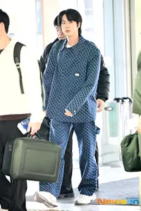 Berangkat ke Milan, 8 Potret Jin BTS di Bandara Internasional Incheon - Gantengnya Effortless