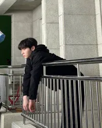 Berangkat Wajib Militer 21 Maret, Potret Hwang Min Hyun Pamer Momen Cukur Rambut - Tetap Ganteng Saat Botak