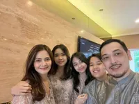 Beranjak Dewasa, Intip Potret Terbaru Sydney Anak Perempuan Cut Tari yang Cantiknya Kelewatan - Siap Saingi Sang Mama