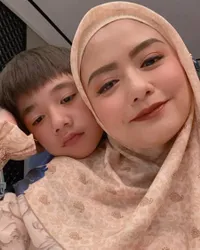 Beranjak Remaja, Potret Uno Putra Pertama Tika T2 yang Kini Makin Ganteng dan Bagai Adik Kakak dengan Ibu