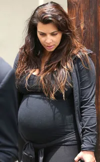 Berbagai Fashion Keren Ala Kim Kardashian di Masa Kehamilan