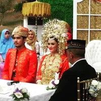 Berbalut Adat Minangkabau, Inilah Foto Pernikahan Mario Irwinsyah