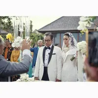 Berbalut Ciuman, Sammy Simorangkir Resmi Nikahi Viviane di Bali
