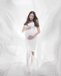 Berbalut Putih, Maternity Photoshoot Nabila Syakieb Hamil 6 Bulan