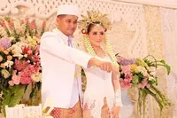 Berbalut Putih, Ryana Dea - Puadin Redi Berbagi Foto Pernikahan