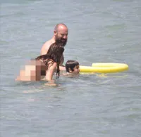 Berbikini, Berguzar Korel Liburan Mesra Bareng Halit Ergenc 