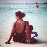 Berbikini di Maldives, 8 Potret Kareena Kapoor dan Karisma Kapoor Jadi Duo Hot di Pantai