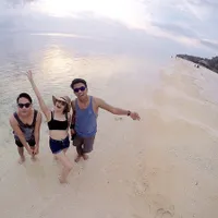 Berbikini Hot di Pinggir Pantai, Momo Geisha Cantik Menggemaskan!