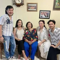 Berdamai Dengan Masa Lalu, 10 Potret Artis Akur Sama Mantan Suami - Lihatnya Bikin Adem