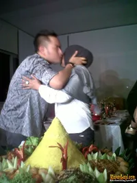 Berderai Air Mata, Nasar Peluk Musdalifah Hingga Tersedu-Sedu