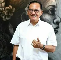 Berduka dan Kehilangan, Inilah 8 Potret Roy Marten yang Menjadikan Alm. Rima Melati Sebagai Panutan 
