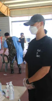 Beredar Foto-Foto Lee Do Hyun di Kamp Militer, Tetap Ganteng Meski Pakai Kacamata dan Berambut Cepak