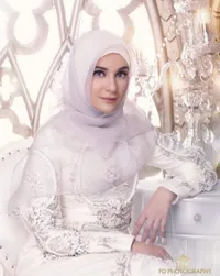 Bergaun Serba Putih, Shireen Sungkar dan Baby Hawwa Makin Cantik
