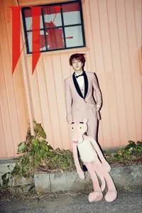 Bergaya Ala Pinky Boy, Para Artis Korea Ini Semakin Cute Atau...