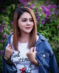  Bergaya Casual, Jenita Janet Santai Pakai Jaket Denim