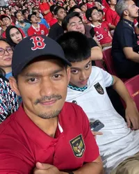 8 Gaya Selebriti Totalitas Pakai Jersey Timnas Saat Nobar Indonesia vs Uzbekistan, Beri Dukungan Penuh Berakhir Emosi Pada Wasit