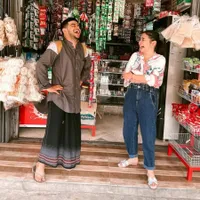 Berjualan Kuliner Hingga Kelontong, 8 Selebriti Ini Manfaatkan Teras Rumah Untuk Bikin Warung & Toko