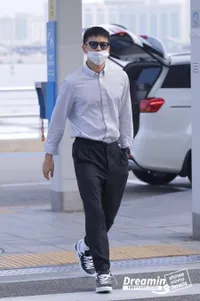 Berkemeja Rapi, Gantengnya Minho SHINee Saat Tiba di Indonesia